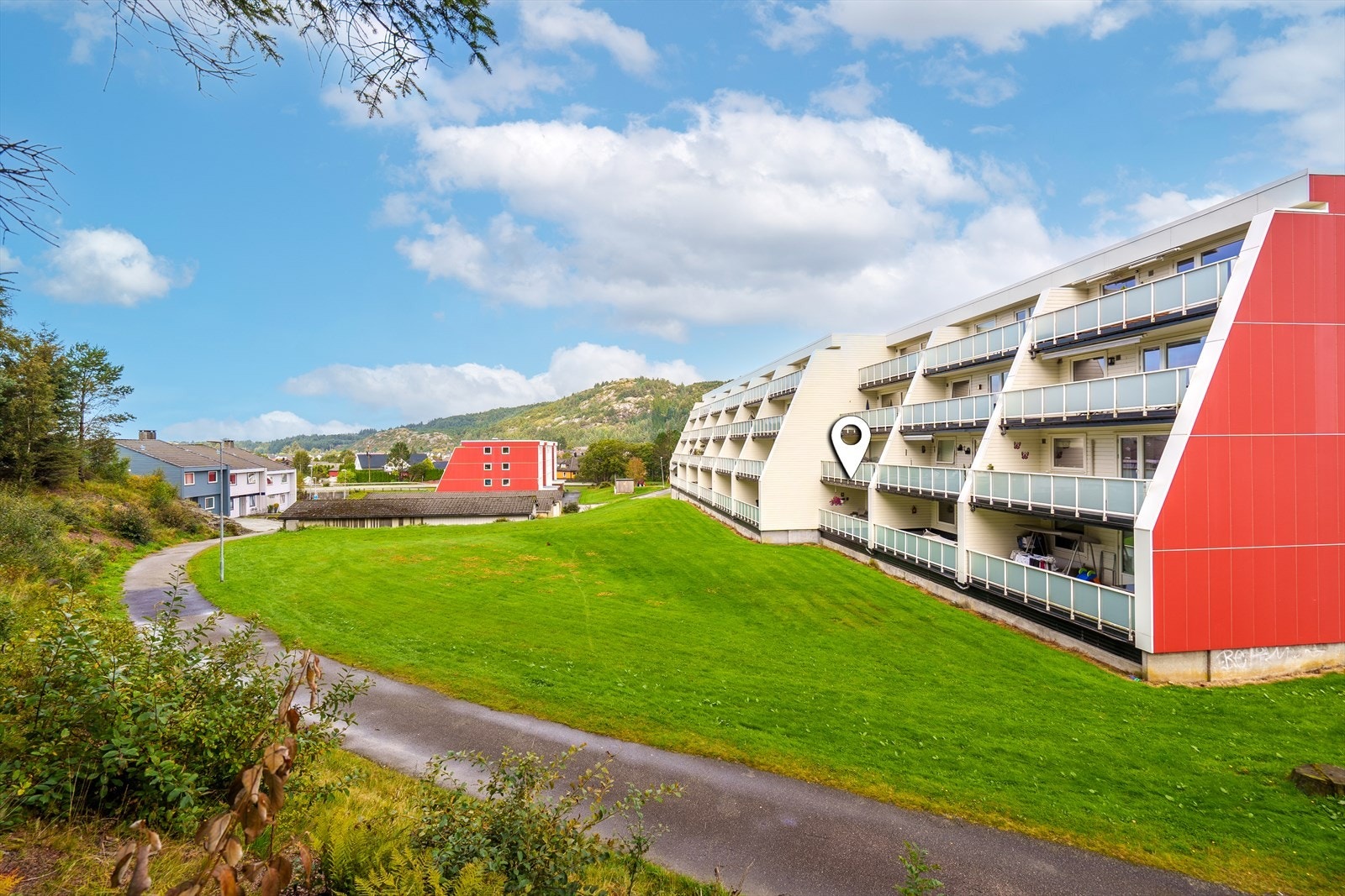 I forkant av leiligheten har en store grøntområder, noe som gir fritt utsyn fra leiligheten Galleribilde