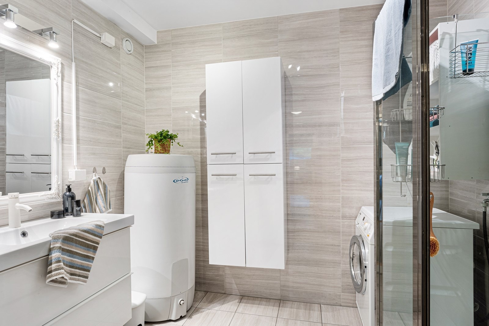 Delikat, flislagt baderom Galleribilde