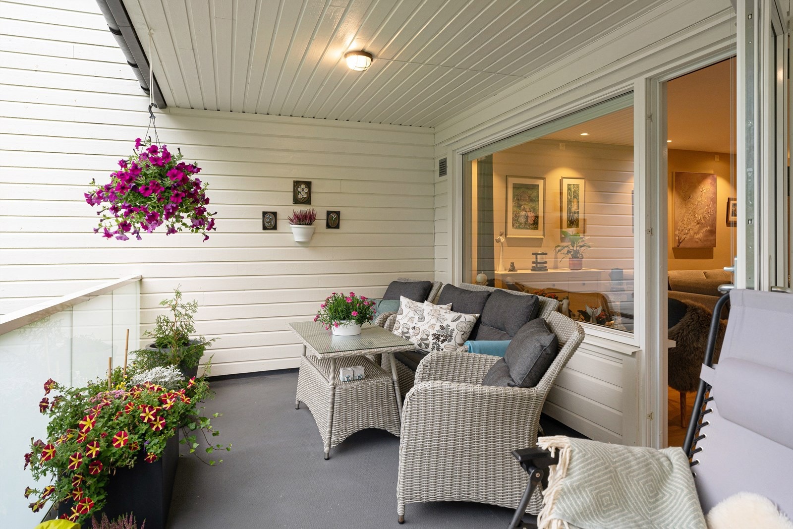 Fra stuen er det utgang til lun og usjenert terrasse som vender mot vest Galleribilde