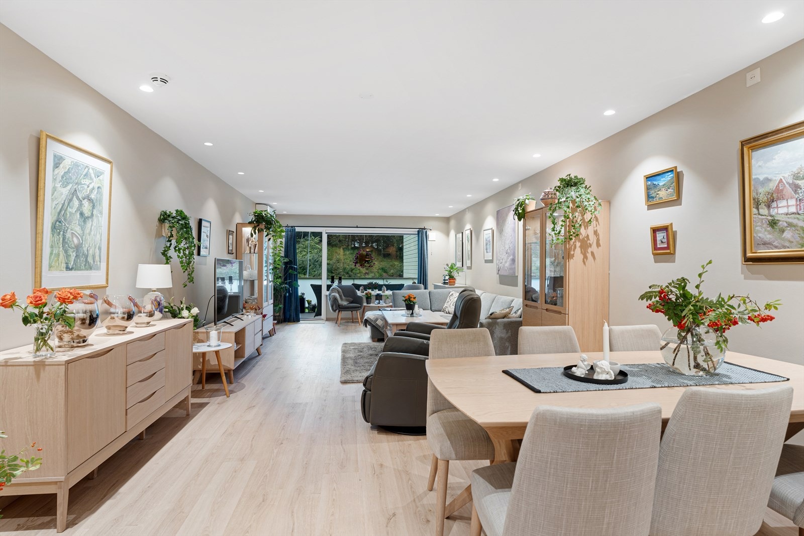 Lys og luftig stue med gode innredningsmuligheter Galleribilde