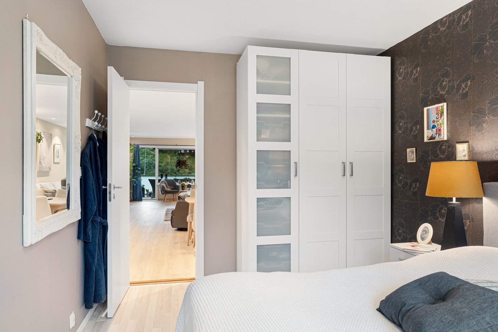 Hovedsoverom innredet med garderobeskap Galleribilde