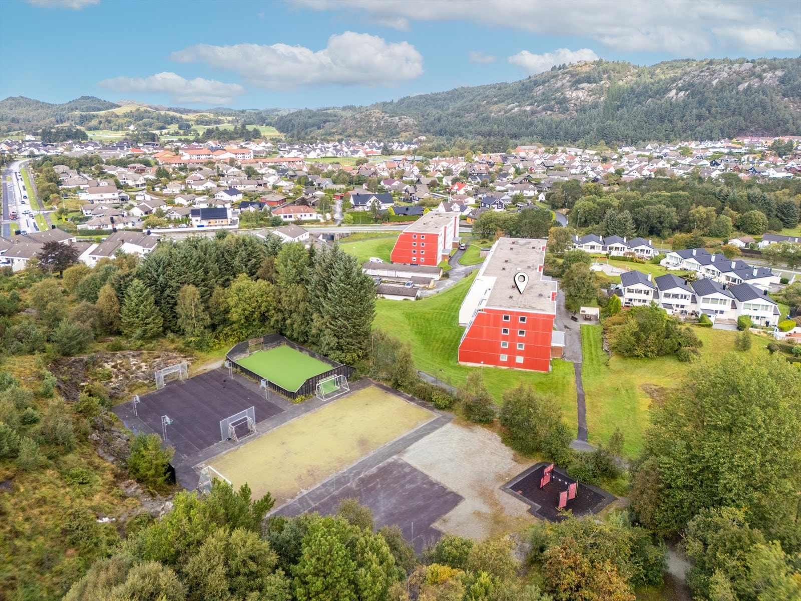 Ballbinge, fotballbaner og lekeplasser i umiddelbar nærhet Galleribilde