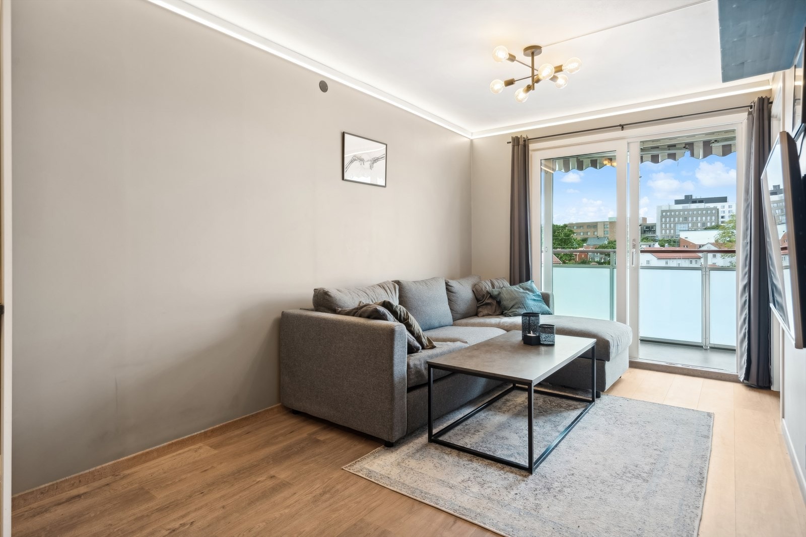 Her er det plass til sofagruppe, TV på veggen, og hyggelig spisehjørne. Galleribilde