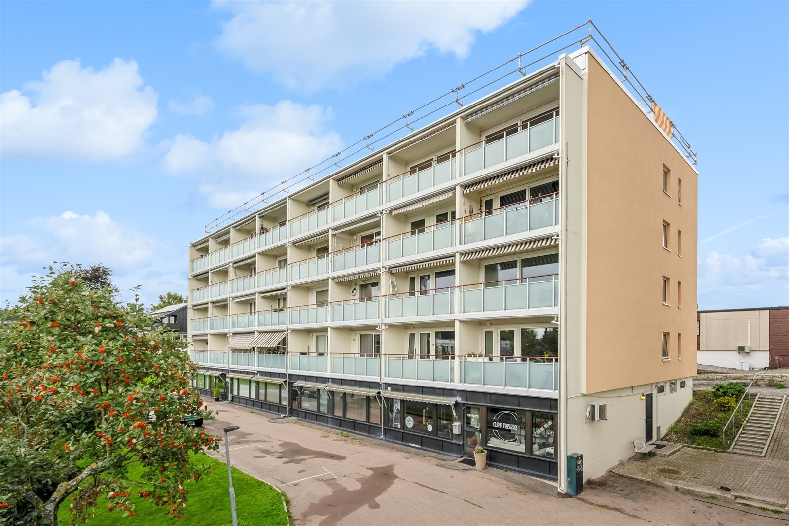 Leiligheten ligger i populært borettslag på Heimdal, i byggets 3. og nest øverste etasje (høy). Galleribilde