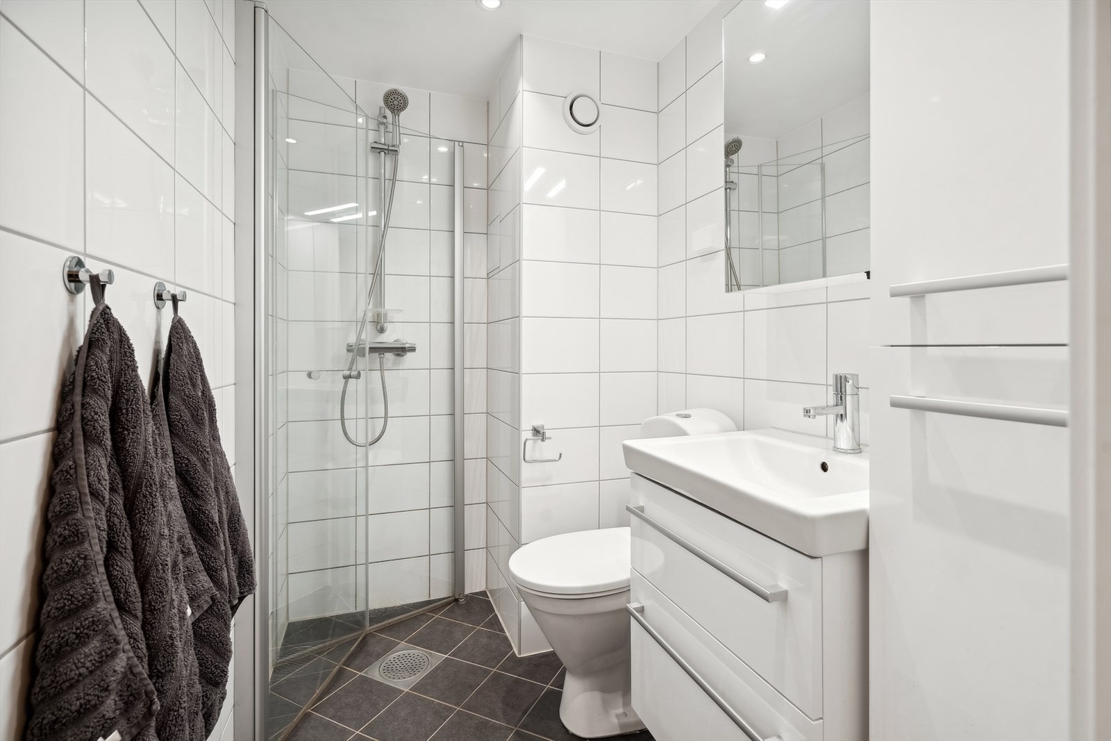 Lyst og tidløst bad er renovert i 2019 i regi av borettslaget. Galleribilde