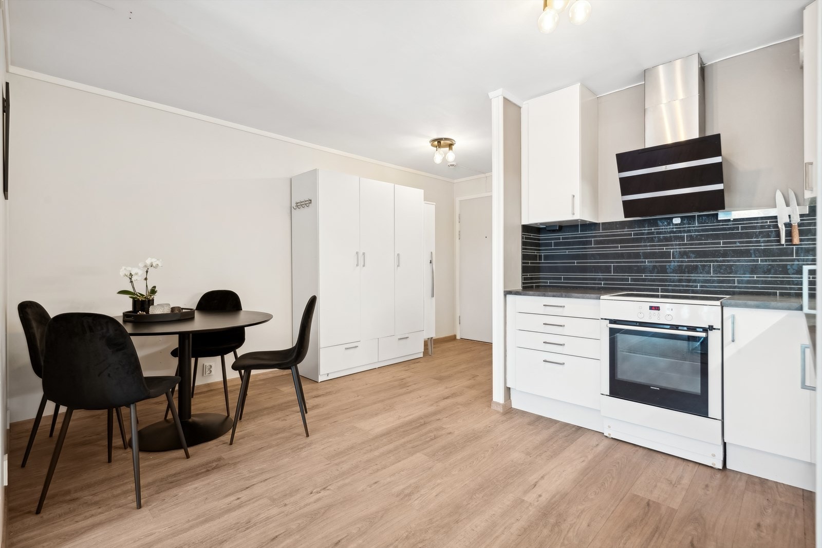 Leiligheten ligger i 3. etasje, og består av entré, bad, kjøkken/stue og sovealkove. Galleribilde