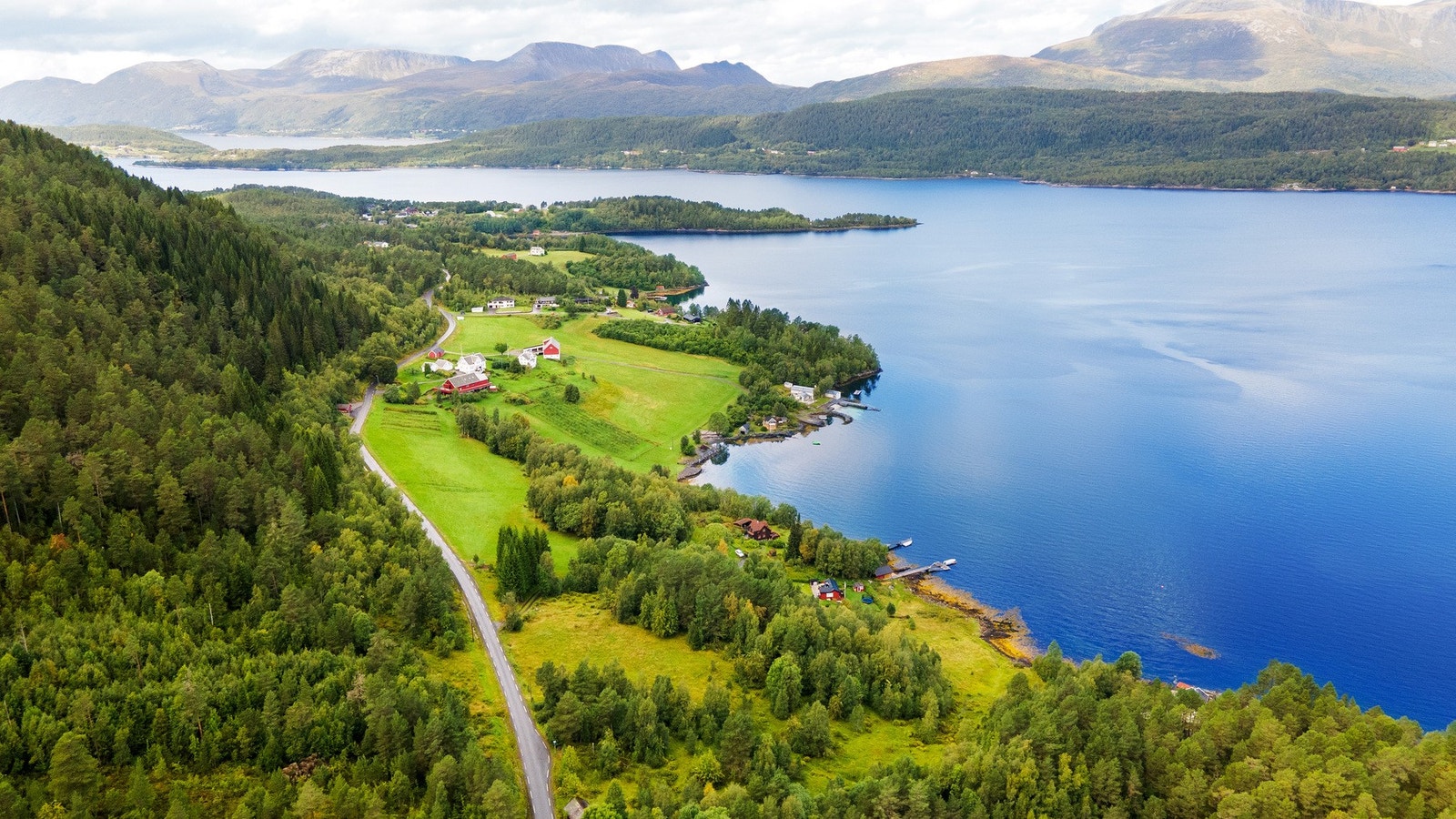 Fantastisk utsikt mot fjord og fjell. Galleribilde