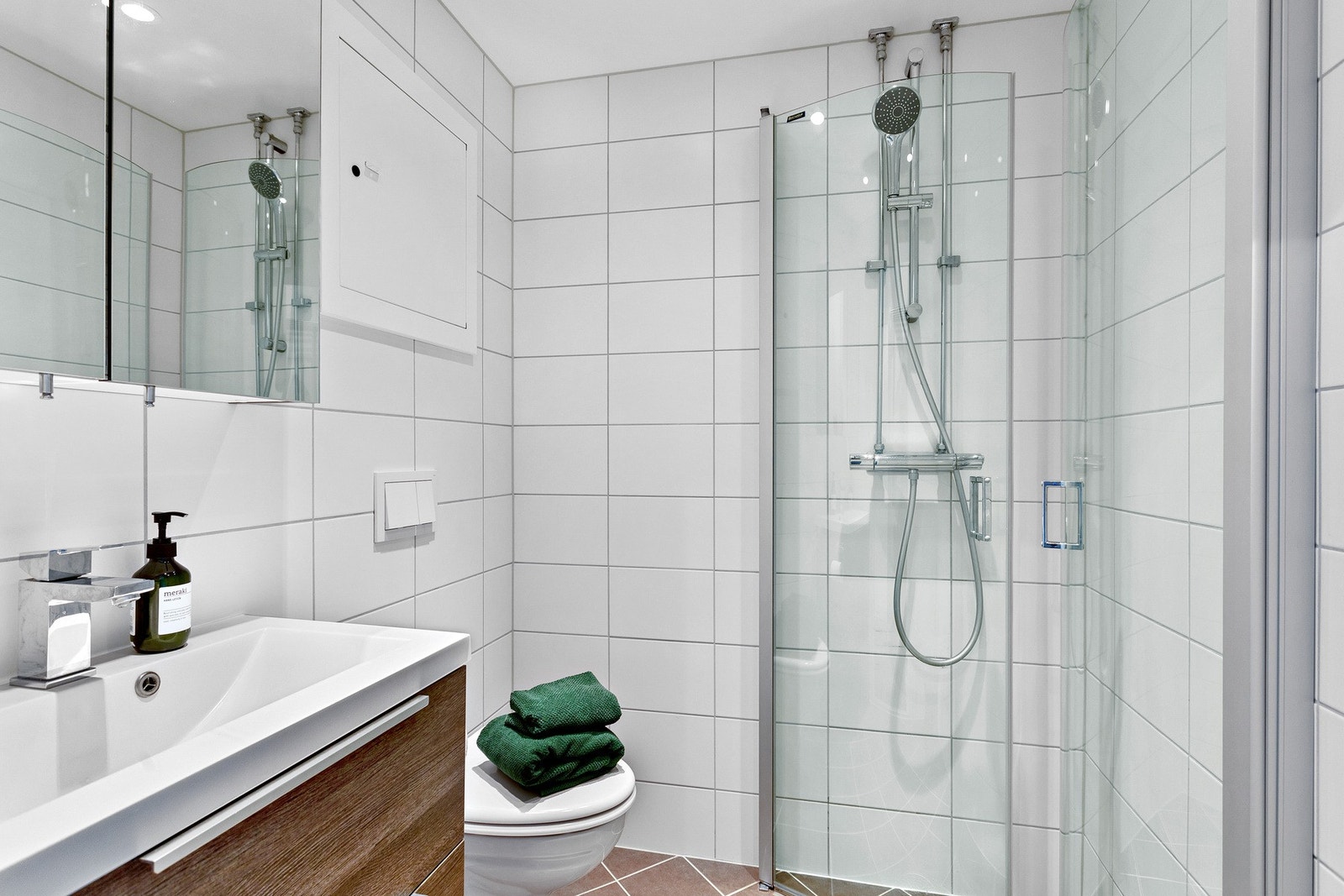 Lyst, flislagt bad fra 2016 i regi av borettslaget. Badet har varme i gulv og downlights i himling. Opplegg for vaskemaskin. Galleribilde