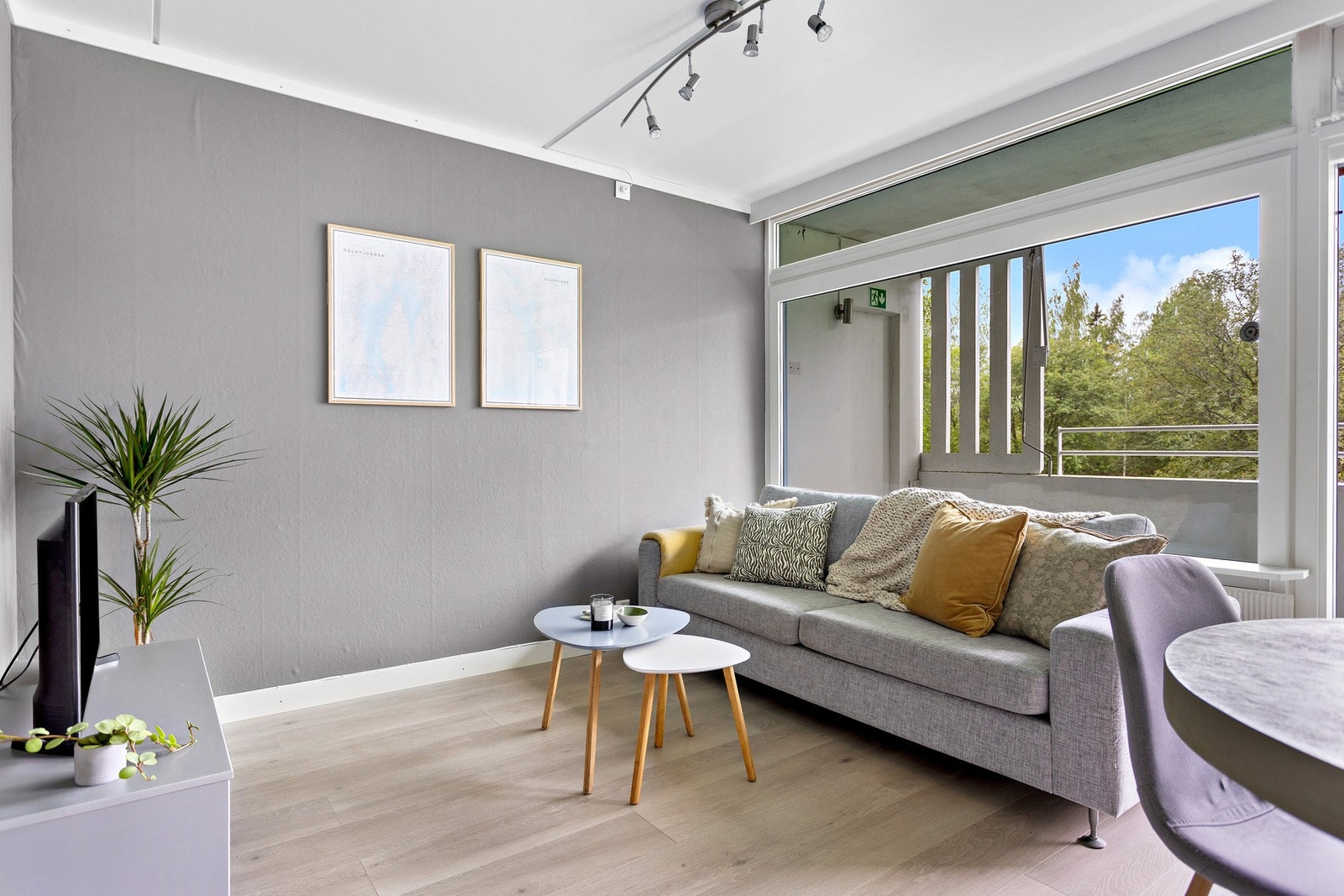 Den smarte planløsningen gjør at det er god plass til stor sofagruppe med tilhørende møblement. Galleribilde