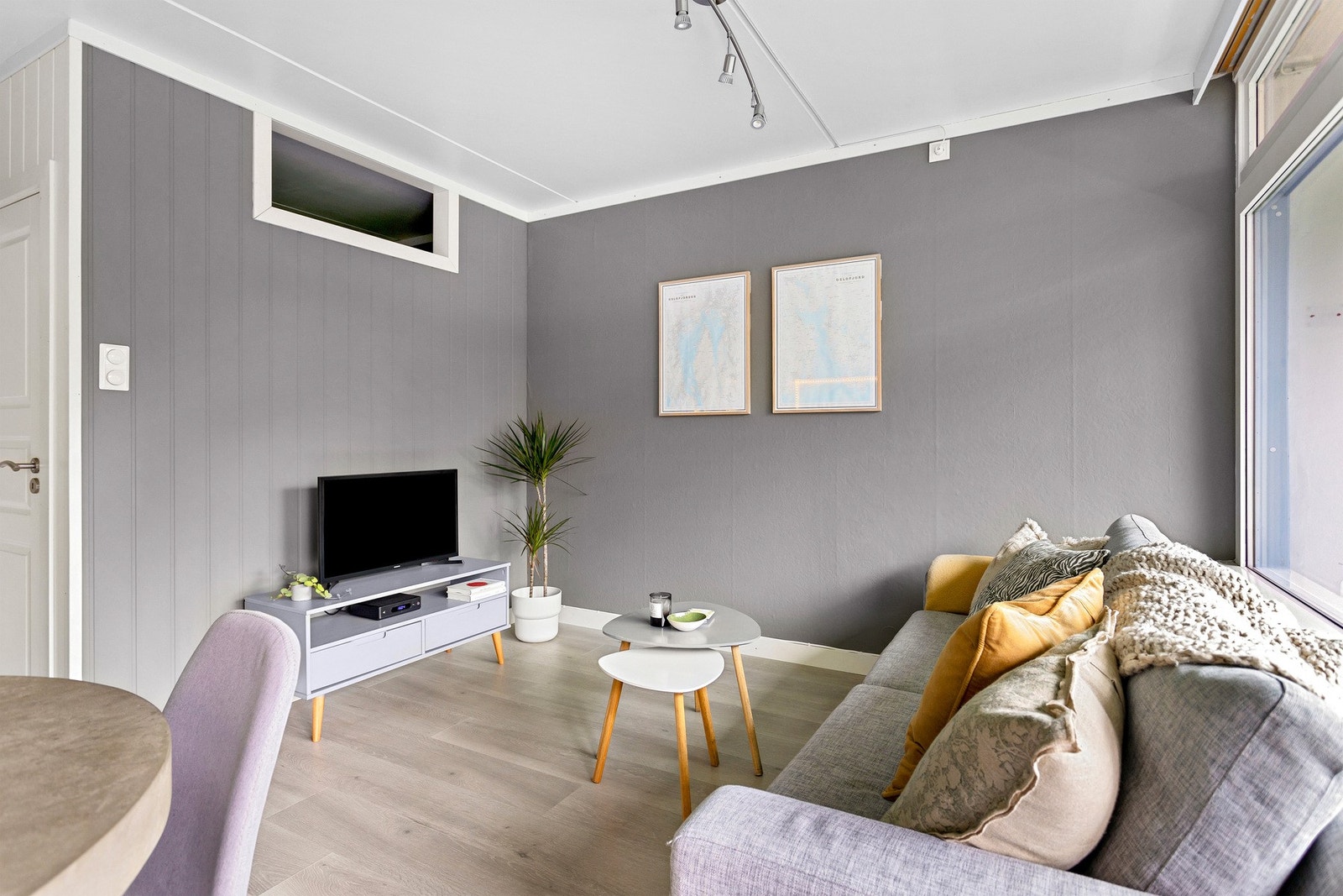 Det er lagt laminat på gulv og overflatene er malt i pene fargevalg. Galleribilde