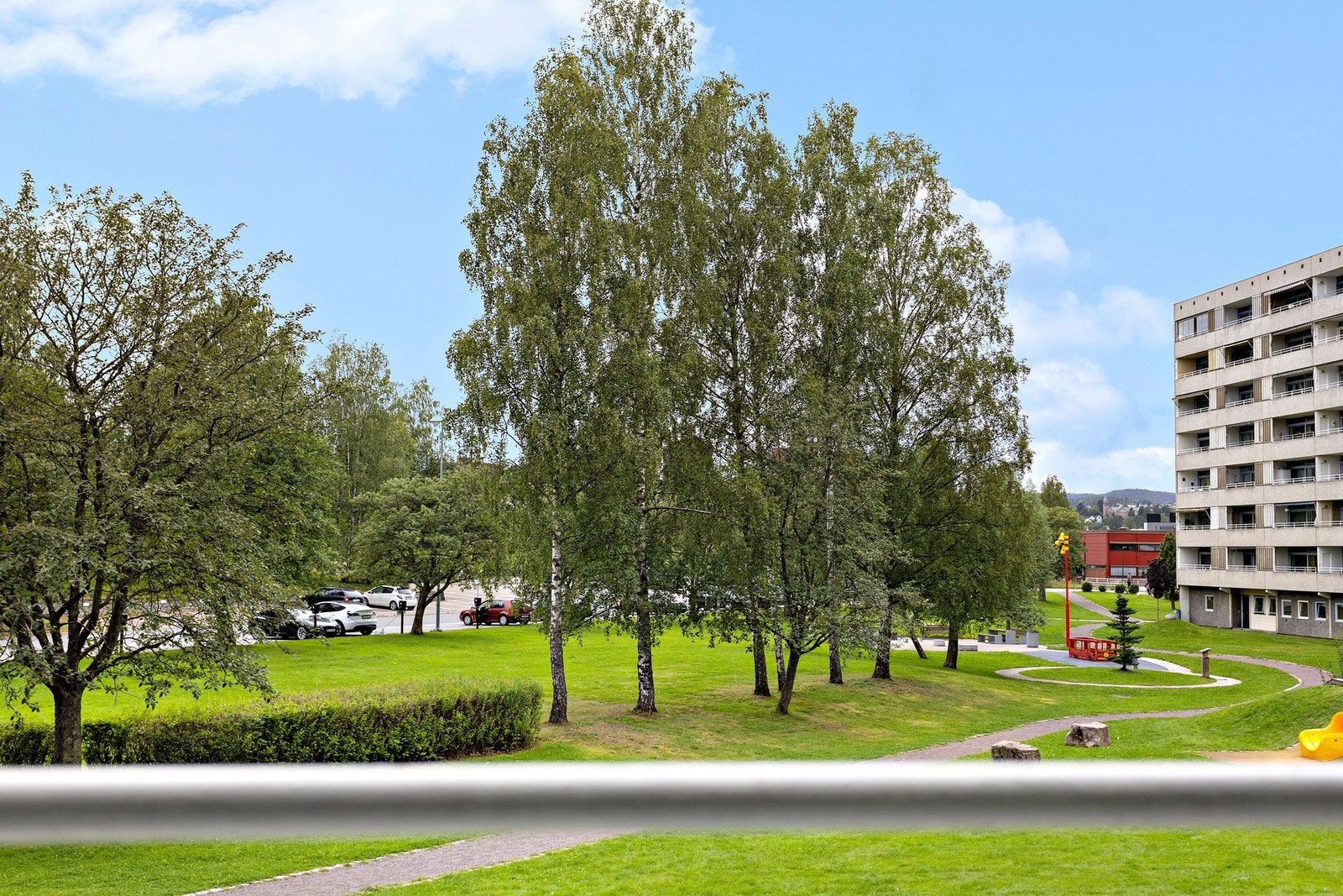 Her får du gleden av en romslig balkong på 7 kvm med hyggelig og frodig utsyn. Galleribilde