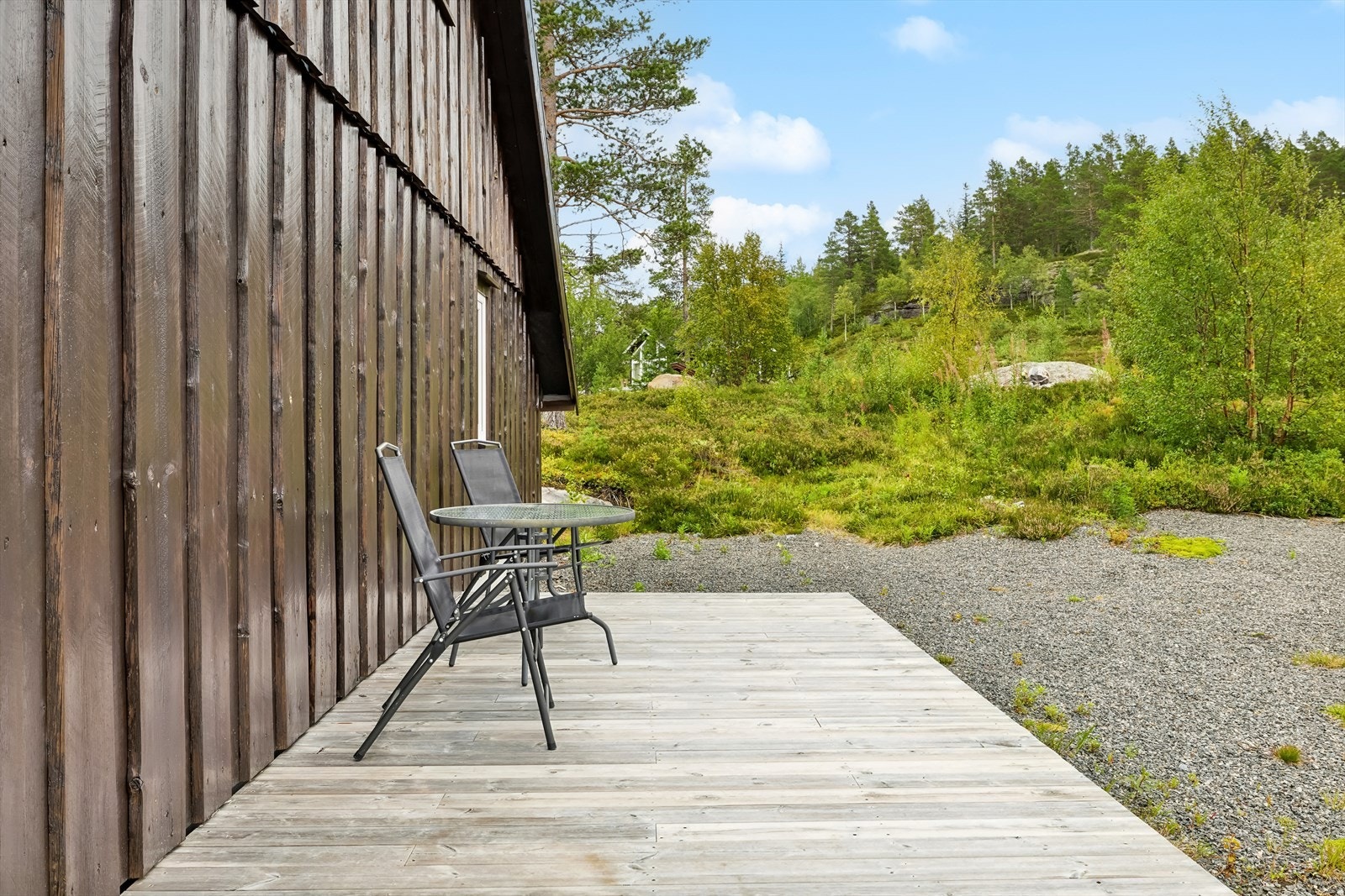 Flere uteplasser rundt hytta Galleribilde