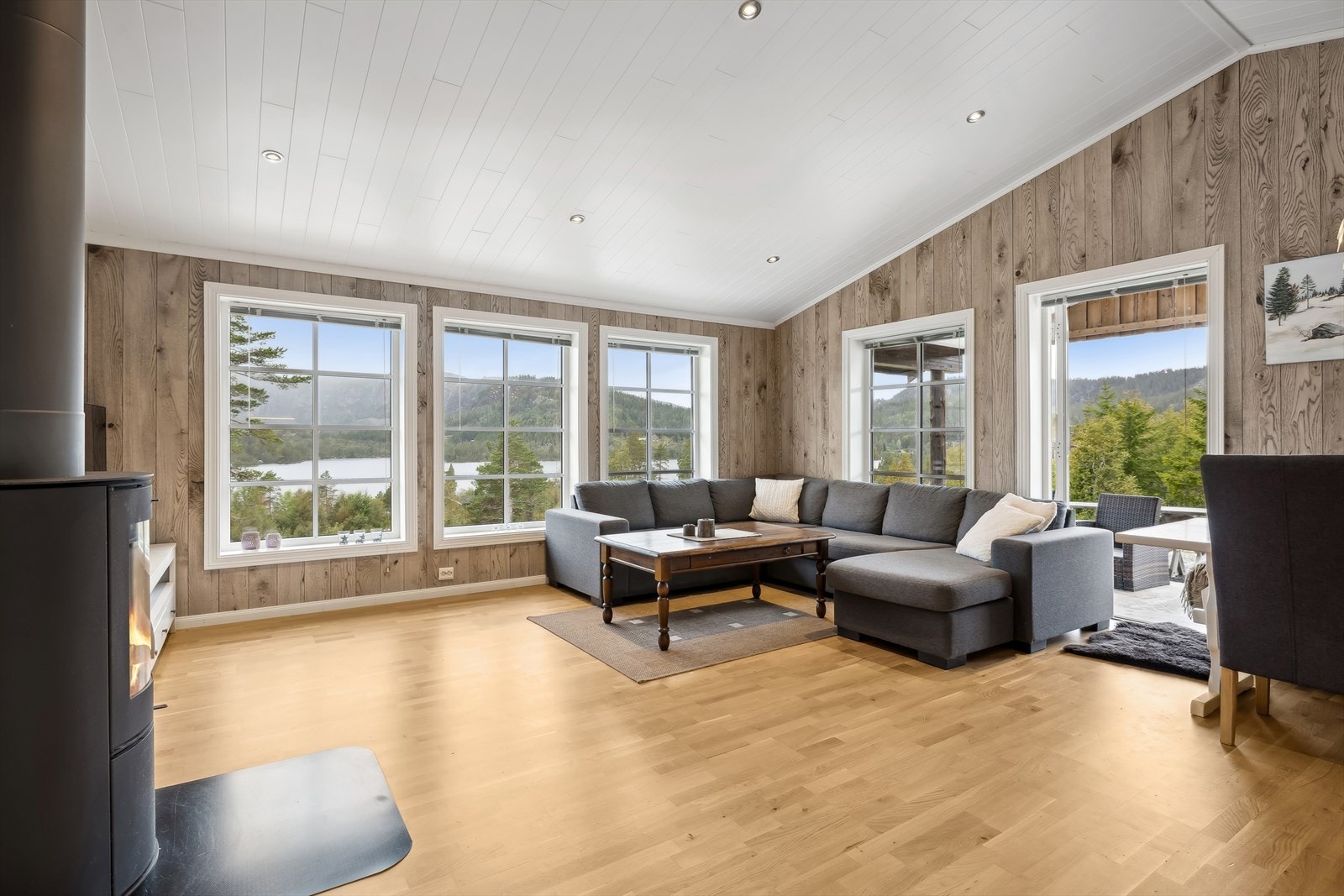 Lys og trivelig stue med god takhøyde Galleribilde