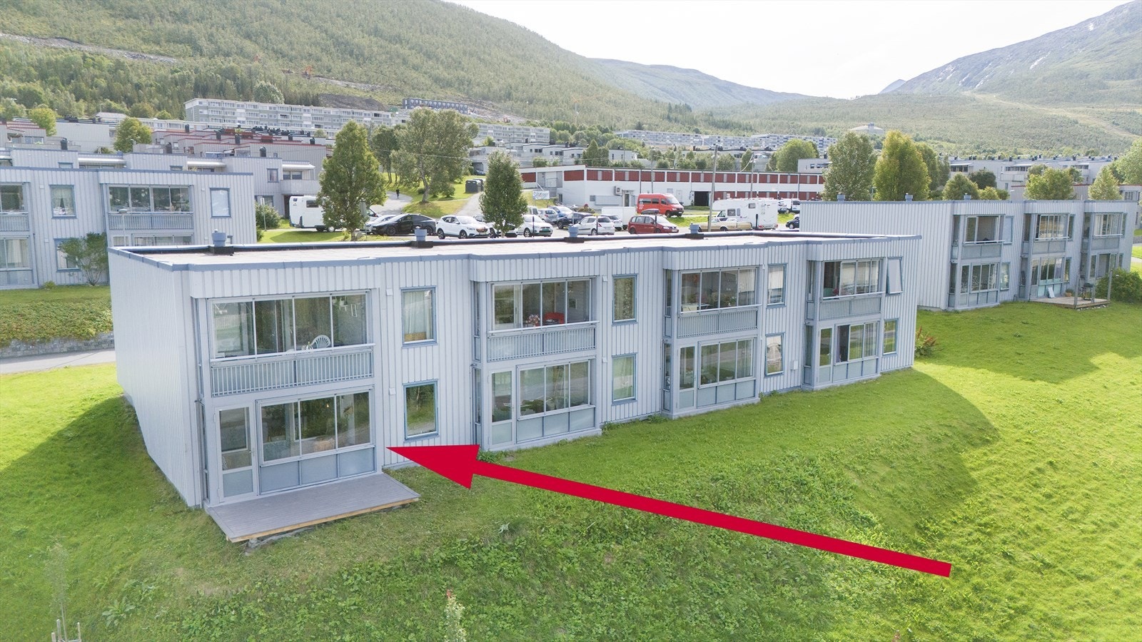 Boligen har en god intern beliggenhet i enden av bygget, med markterrasse foran. Galleribilde