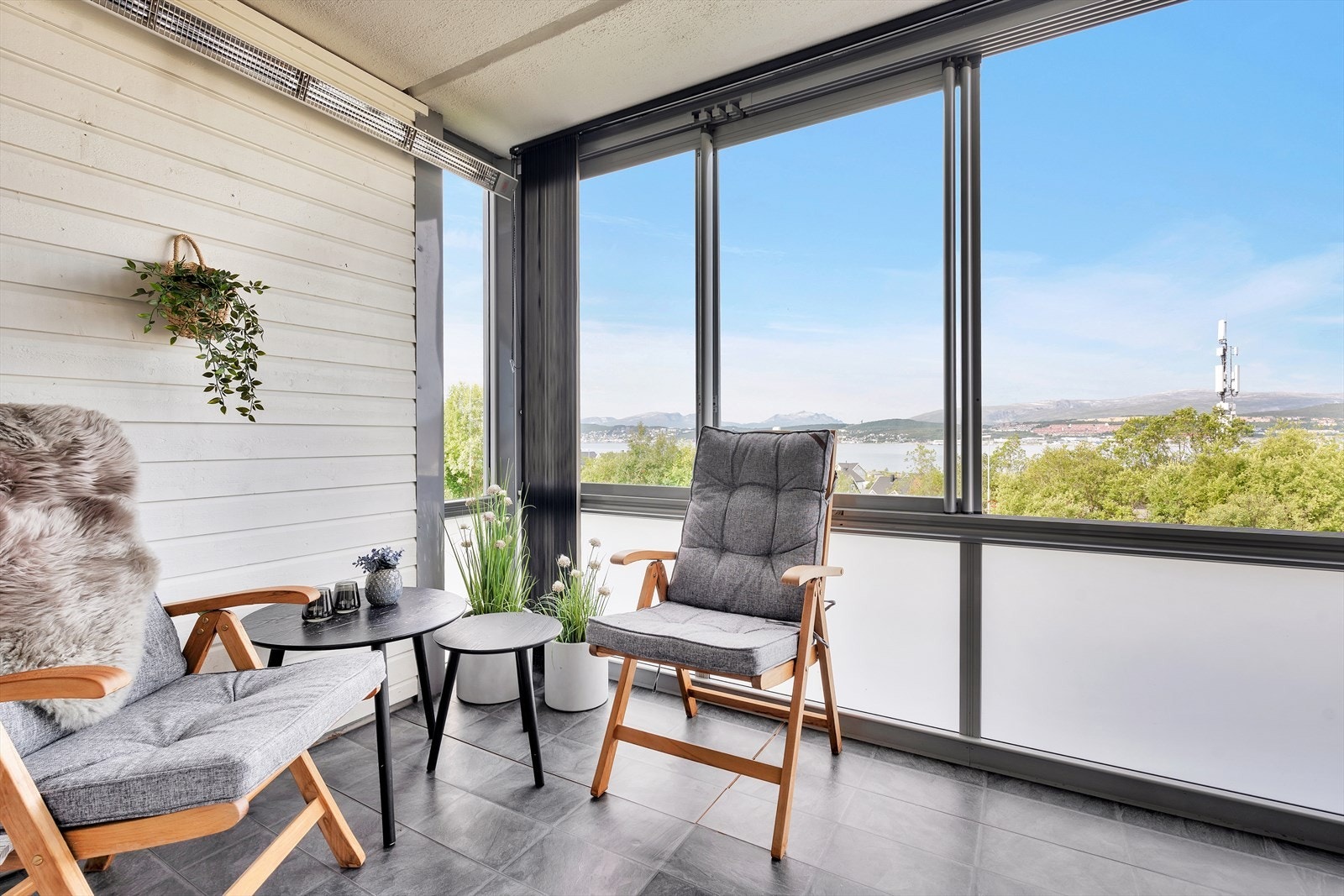 Innglasset balkong med optimale solforhold og fantastisk utsikt! Galleribilde