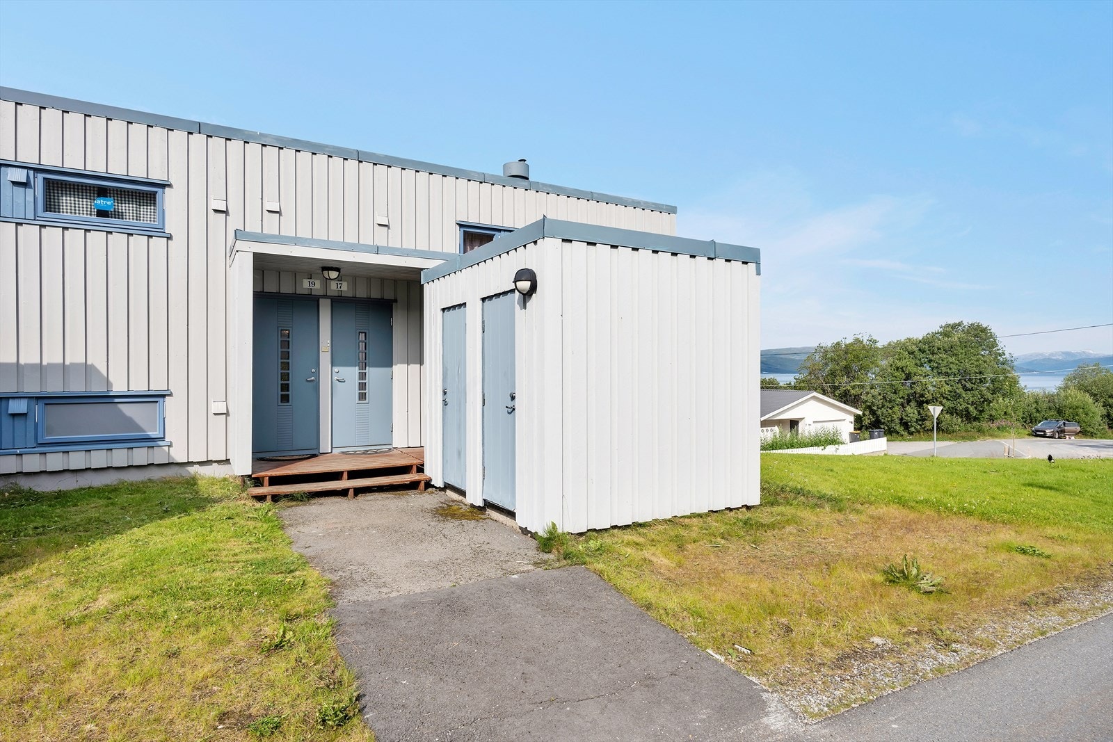 Privat sportsbod ved inngangspartiet. Galleribilde