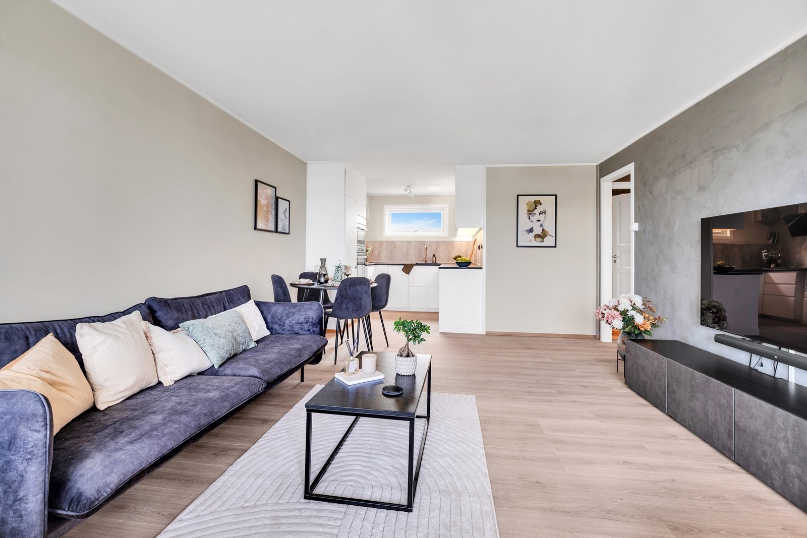 Boligen fremstår som godt vedlikeholdt, med nye overflater på vegger og gulv. Galleribilde