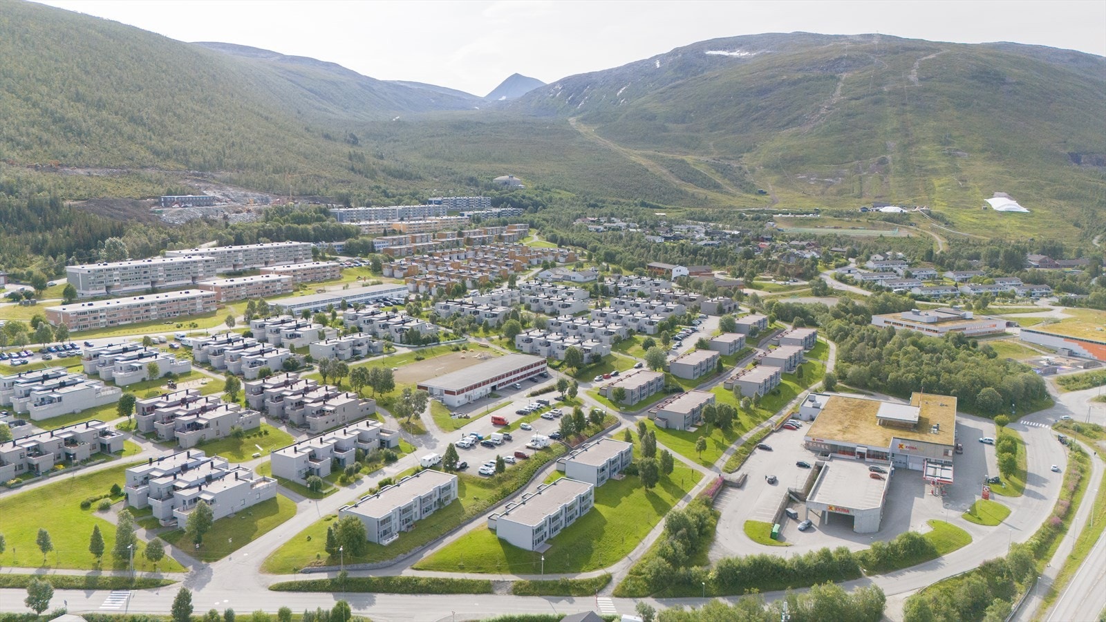 Meget gode bussforbindelser til og fra Tromsø sentrum, samt andre viktige steder i området (UNN, UIT, Gjæverbukta mm.). Galleribilde
