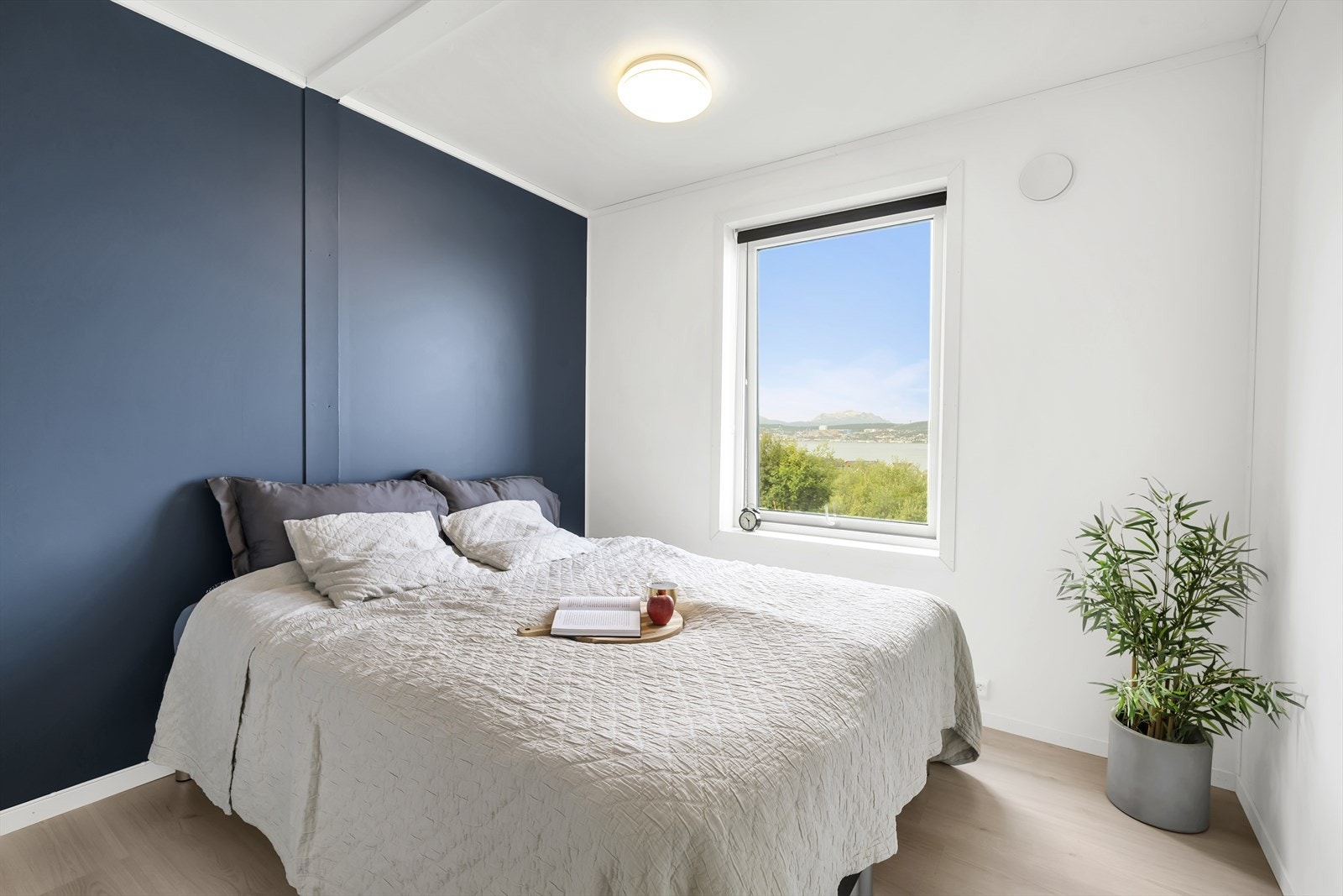 Soverom med god plass til stor seng. Galleribilde