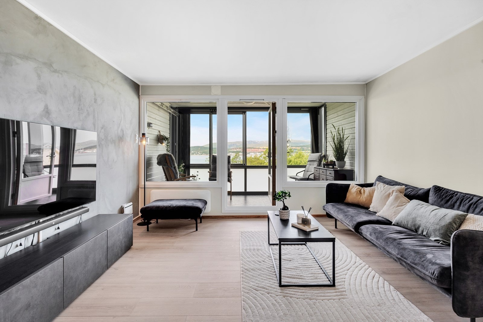 Store vindusflater som slipper inn rikelig med naturlig lys! Galleribilde