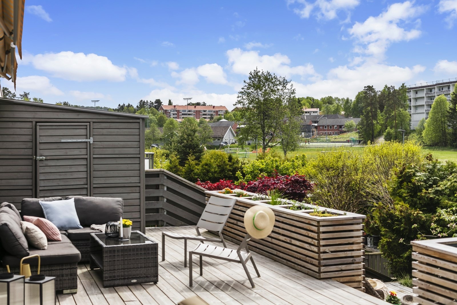 - Selger opplyser at det er god belysning på terrassen med 2x Philips Hue lykter RGB og 2xPhilips hue 5m RGB led striper (plug and play prinsipp) og ca. 60 dekklys (plug and play prinsipp) - Galleribilde