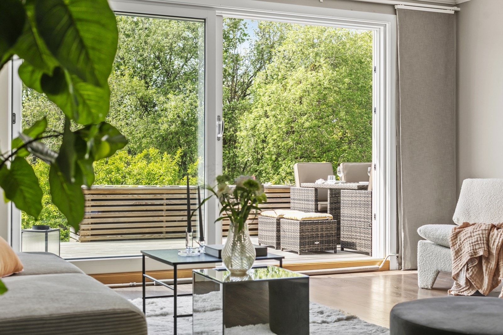 - Det er utgang til terrassen via skyvedør fra stuen. Bred balkongdør (skyvedør) med isolerglass fra 2016 - Galleribilde