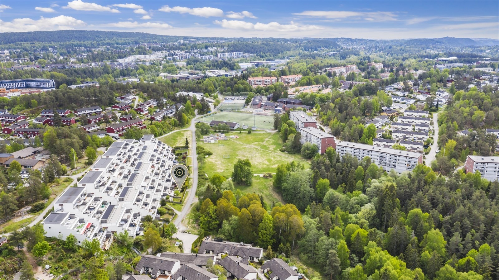 - Kort vei til Holmlia senter, offentlig kommunikasjon og fjorden - Galleribilde
