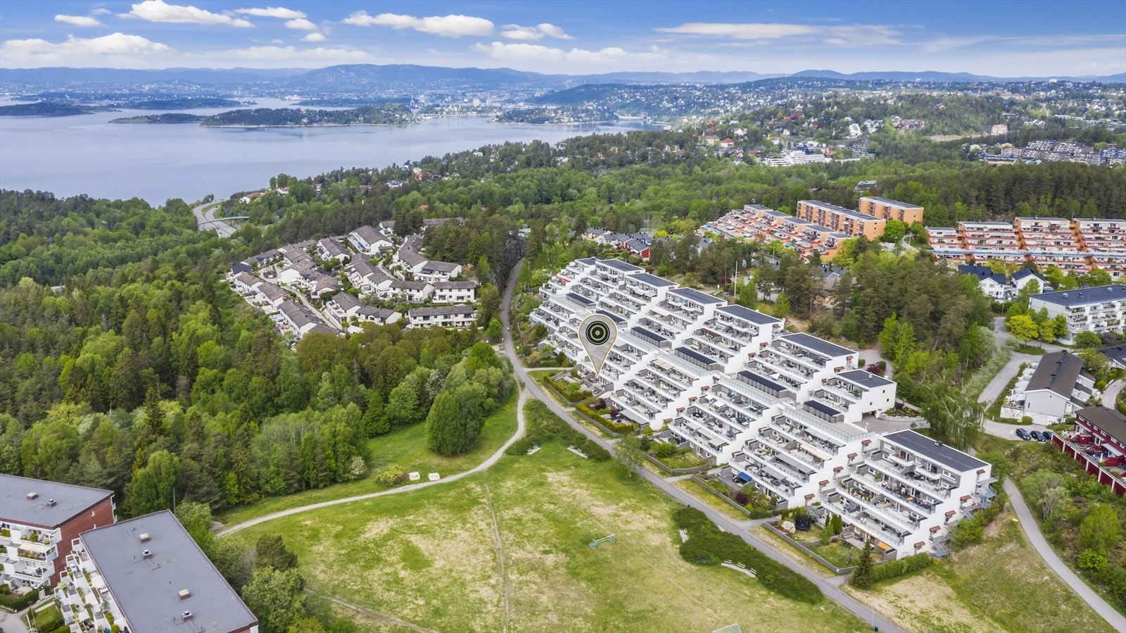 - Leiligheten ligger i et veletablert boområde med blokk- og småhusbebyggelse på Holmlia - Galleribilde
