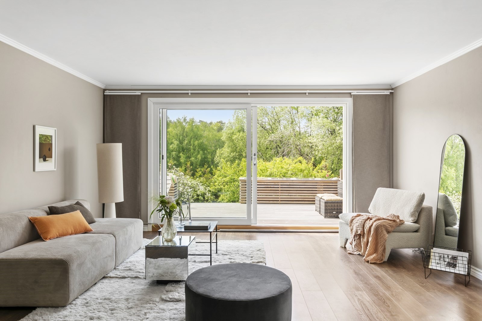 - Leiligheten har en stor og lys stue med god plass til flere soner - Galleribilde