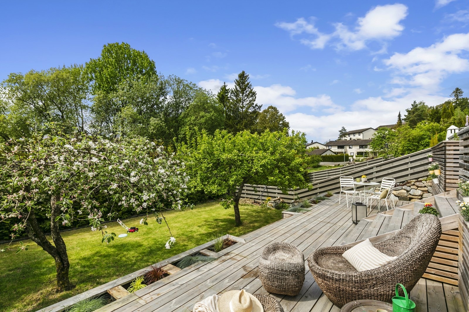 - Ta kontakt for privatvisning med Ida Helmikstøl på tlf 902 32 032! Romslig, innholdsrik og svært pen 4R med fantastisk uteplass - Sydvestvendt terrasse på hele 75 m² - Stor hage - Parkering - Galleribilde