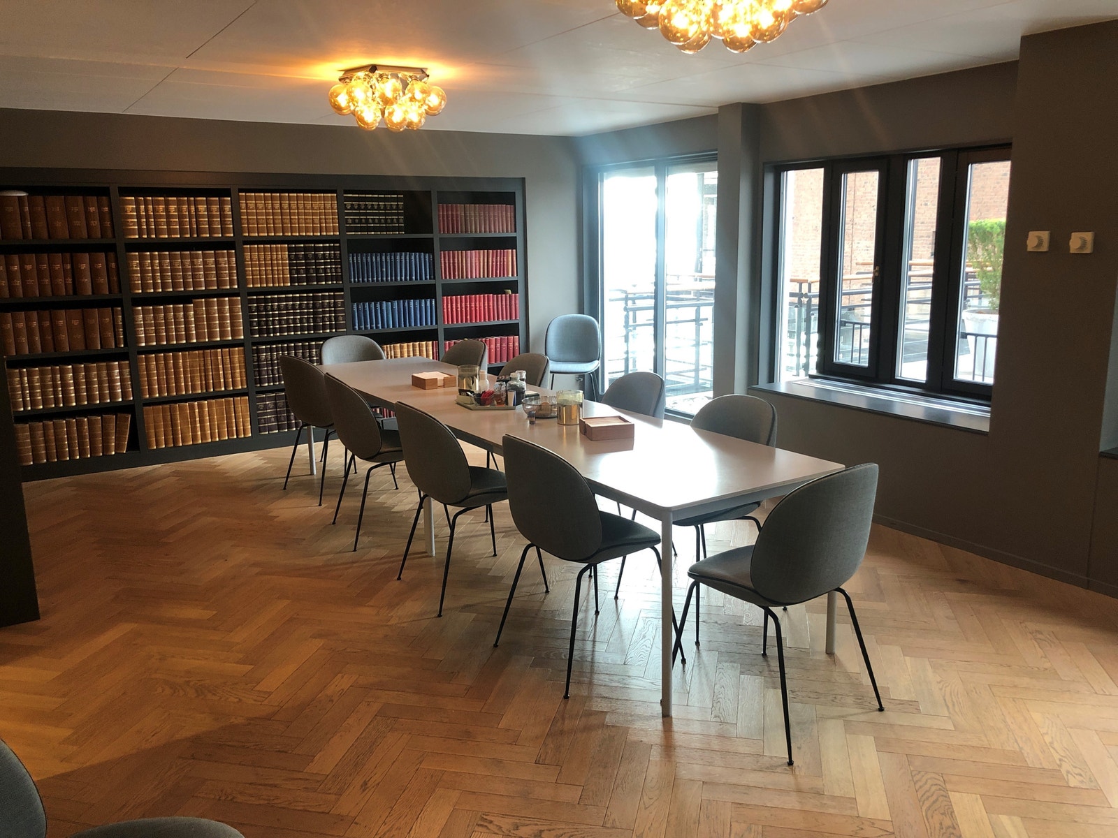 Kantine med utgang til terrasse med utsikt til marinaen. Galleribilde