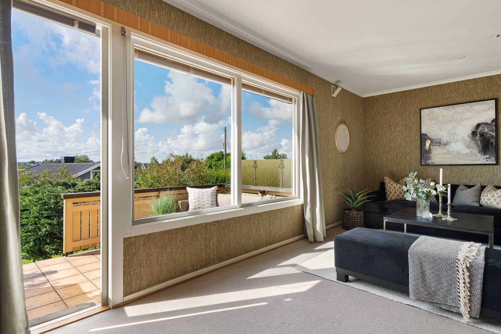 Stuen har peisovn og utgang til vestvendt terrasse Galleribilde