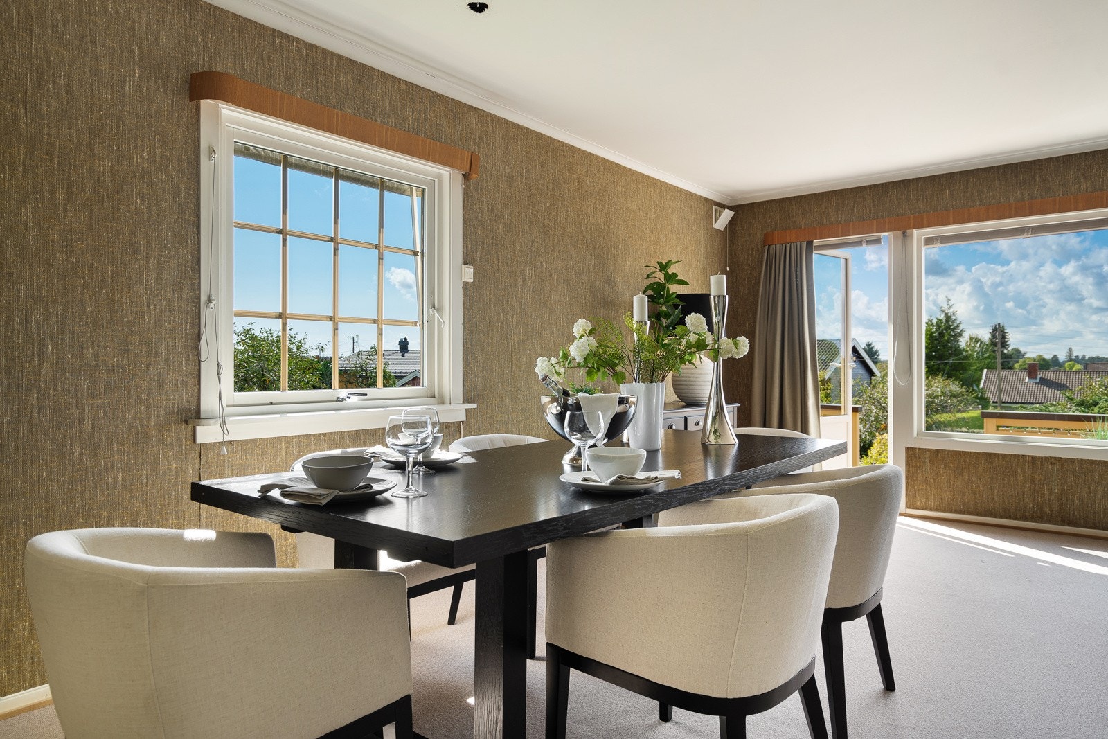 Hyggelig spisestue i forbindelse med stuen og i tilknytning til kjøkkenet Galleribilde