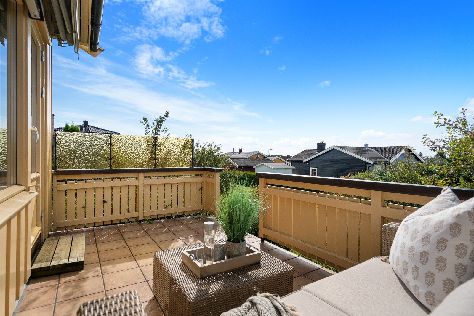 Helt vestvendt terrasse som bader i sol til sen kveld Galleribilde