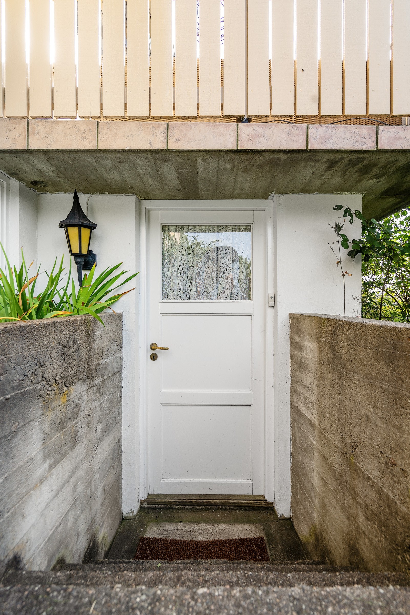 Inngang til kjelleren fra hagen Galleribilde