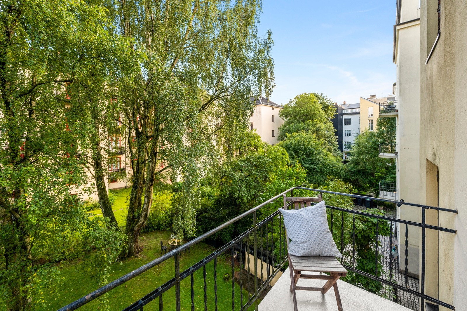 Her kan morgenkaffen nytes i grønne omgivelser. Galleribilde