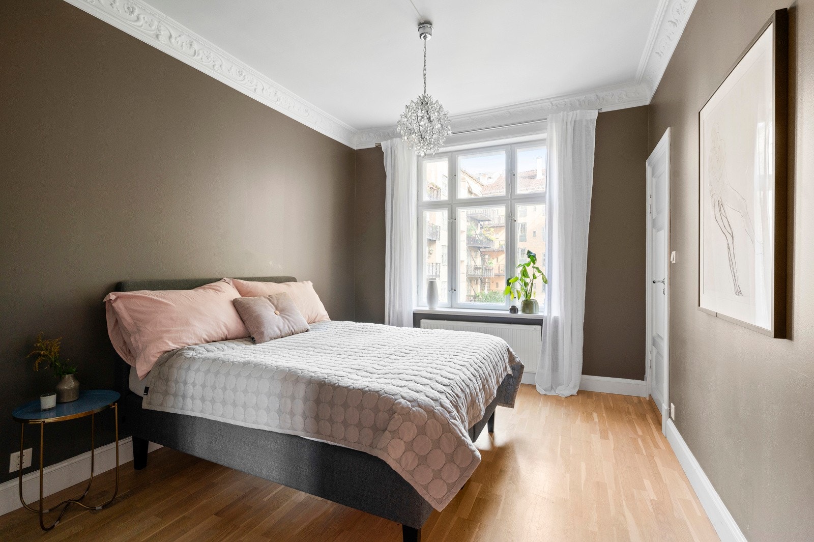 Hovedsoverommet er av meget god størrelse. Direkte adkomst til badet. Galleribilde