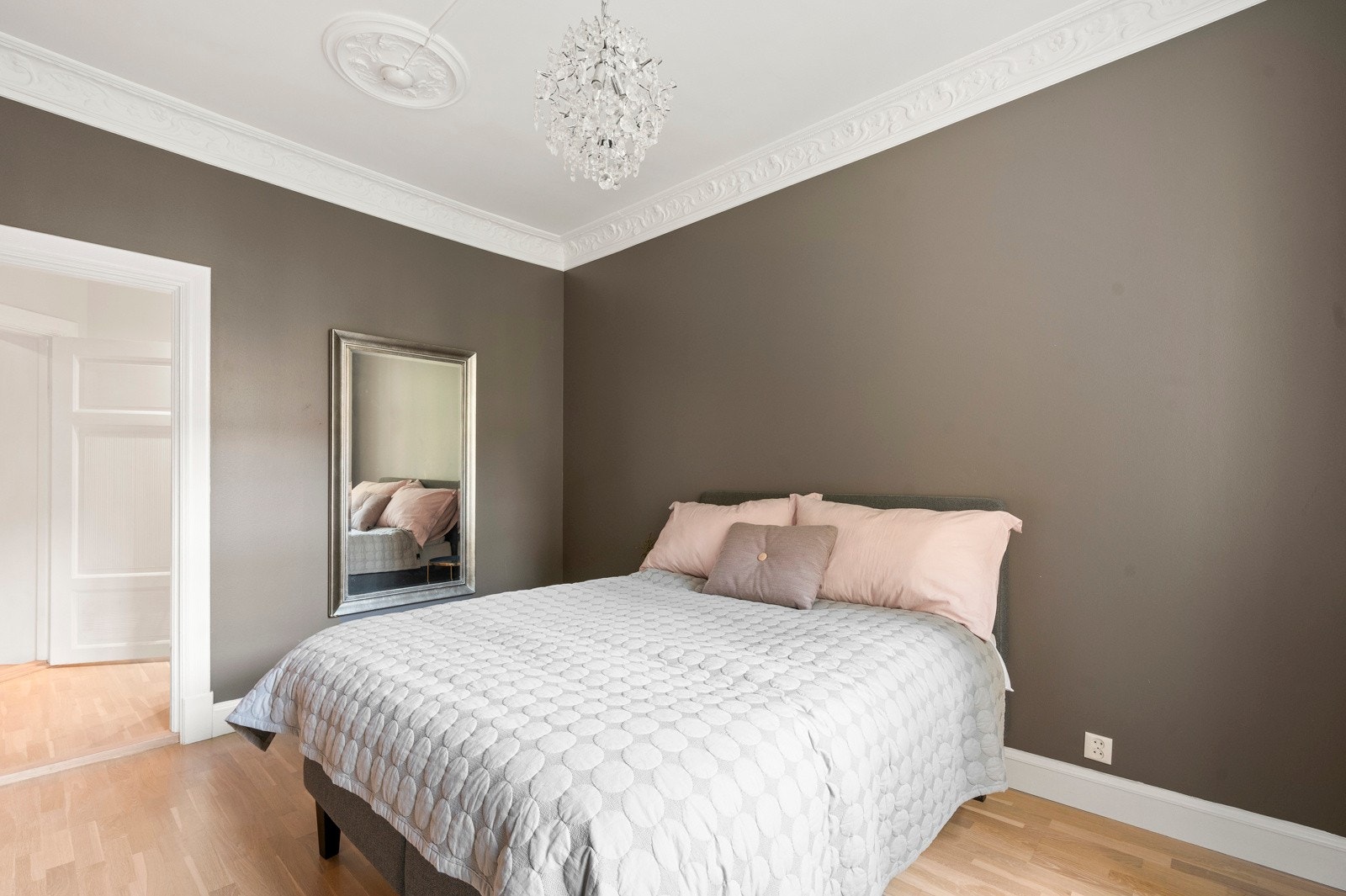 Hovedsoverommet har god plass til stor dobbeltseng, nattbord og evt. annet ønskelig møblement. Galleribilde