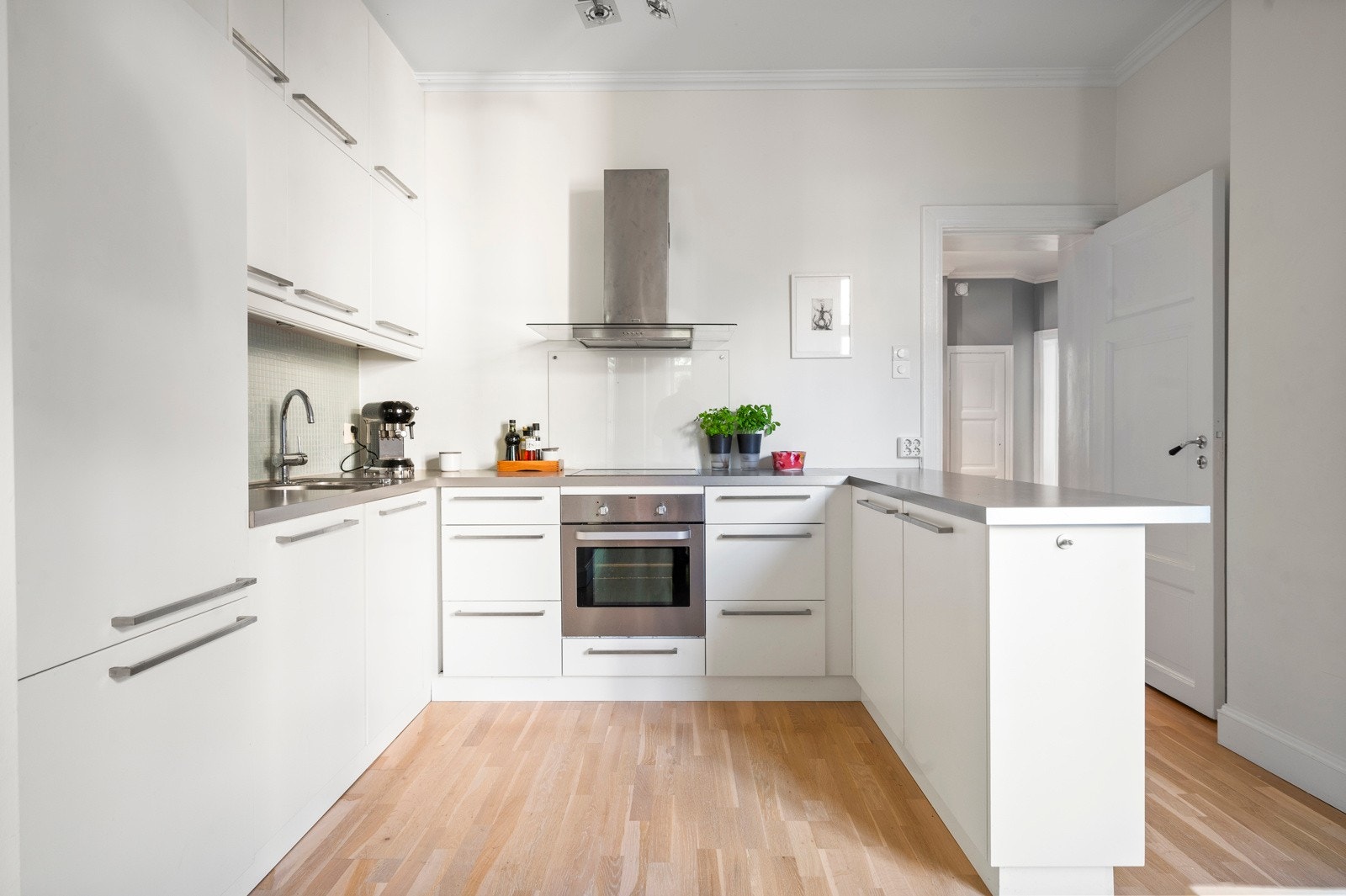 Stort og separat kjøkken med innholdsrik kjøkkeninnredning fra Kvik. Galleribilde