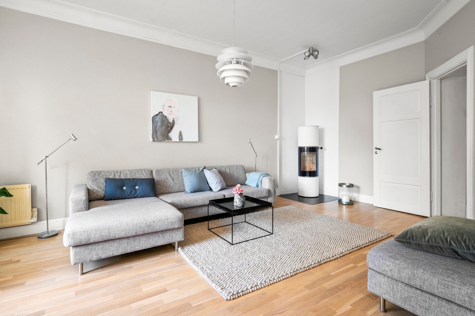 Hovedstuen er av god størrelse som byr på fleksibel innredningsmuligheter. En lekker peisovn i hjørnet er perfekt på kalde høst- og vinterdager. Galleribilde