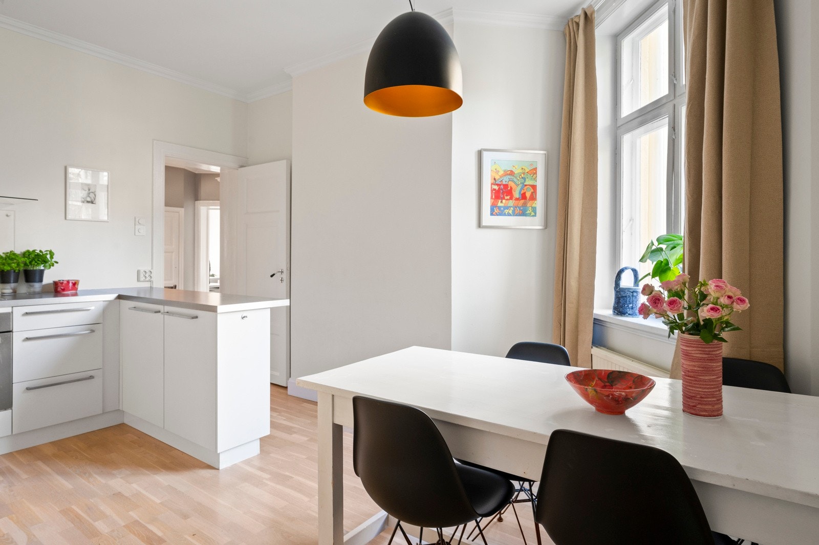 Kjøkkenet har videre god plass til spisebord hvor hverdagsmåltidene kan nytes. Galleribilde