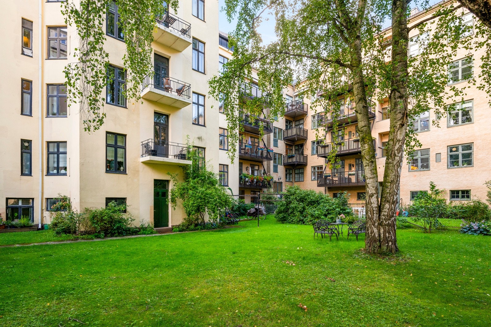 Sameiet har en pent opparbeidet felles bakhage. Galleribilde