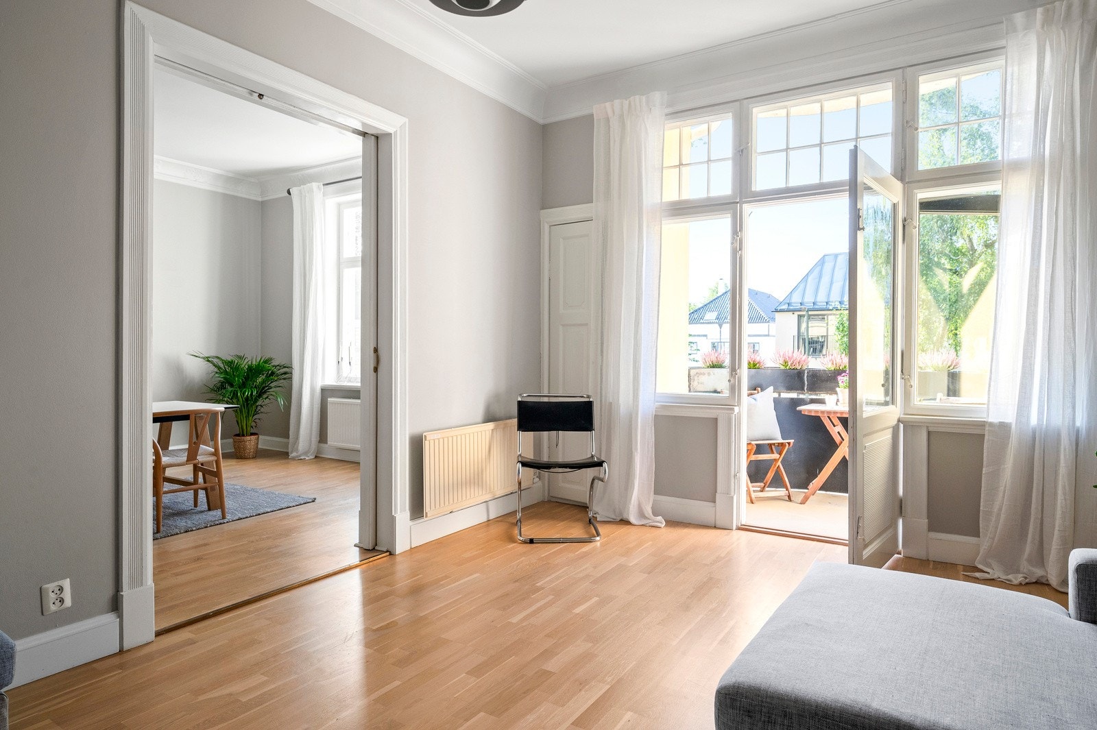 Store og fine rom hvorav flere med de klassiske elementene godt bevart. Galleribilde