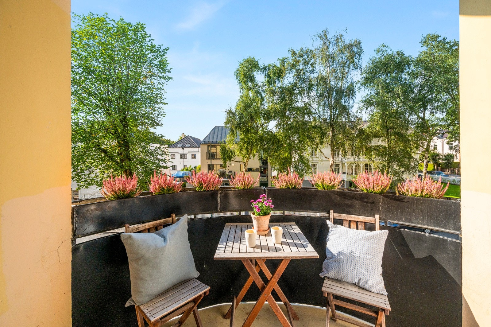 Balkongen har en flott utsyn hvor kveldssolen kan nytes. Galleribilde