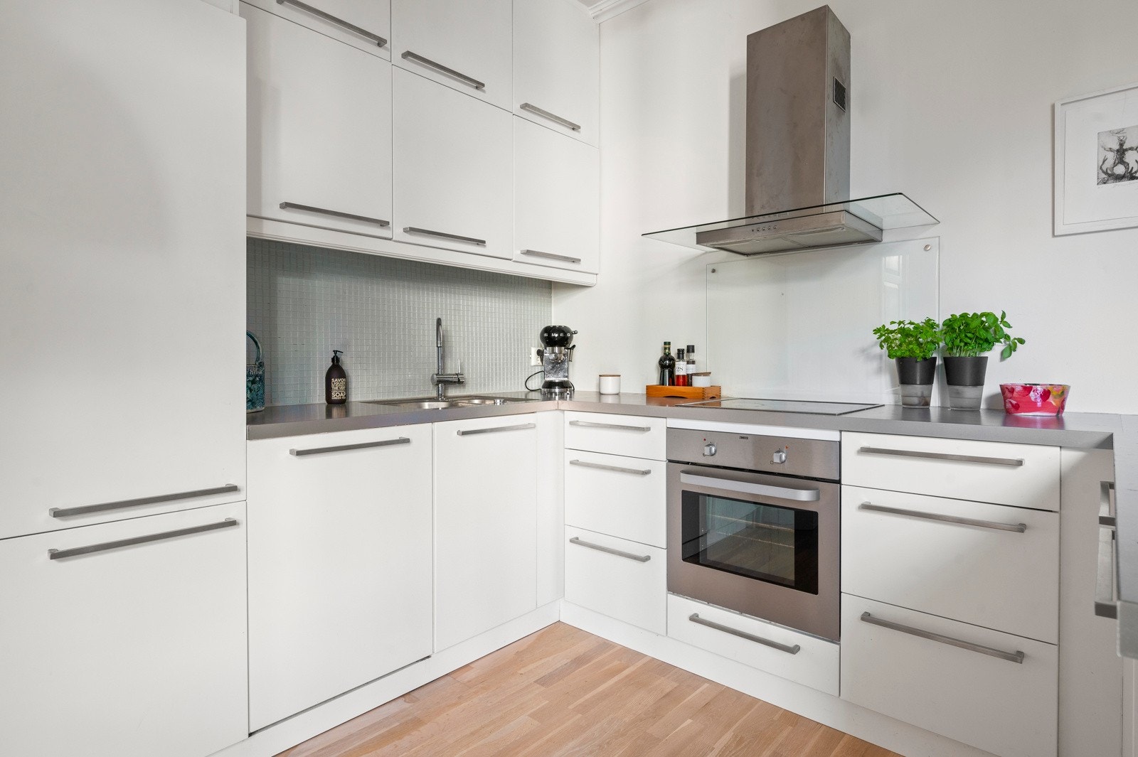 Integrerte hvitvarer, god benkeplass og rikelig med oppbevaringsplass. Galleribilde