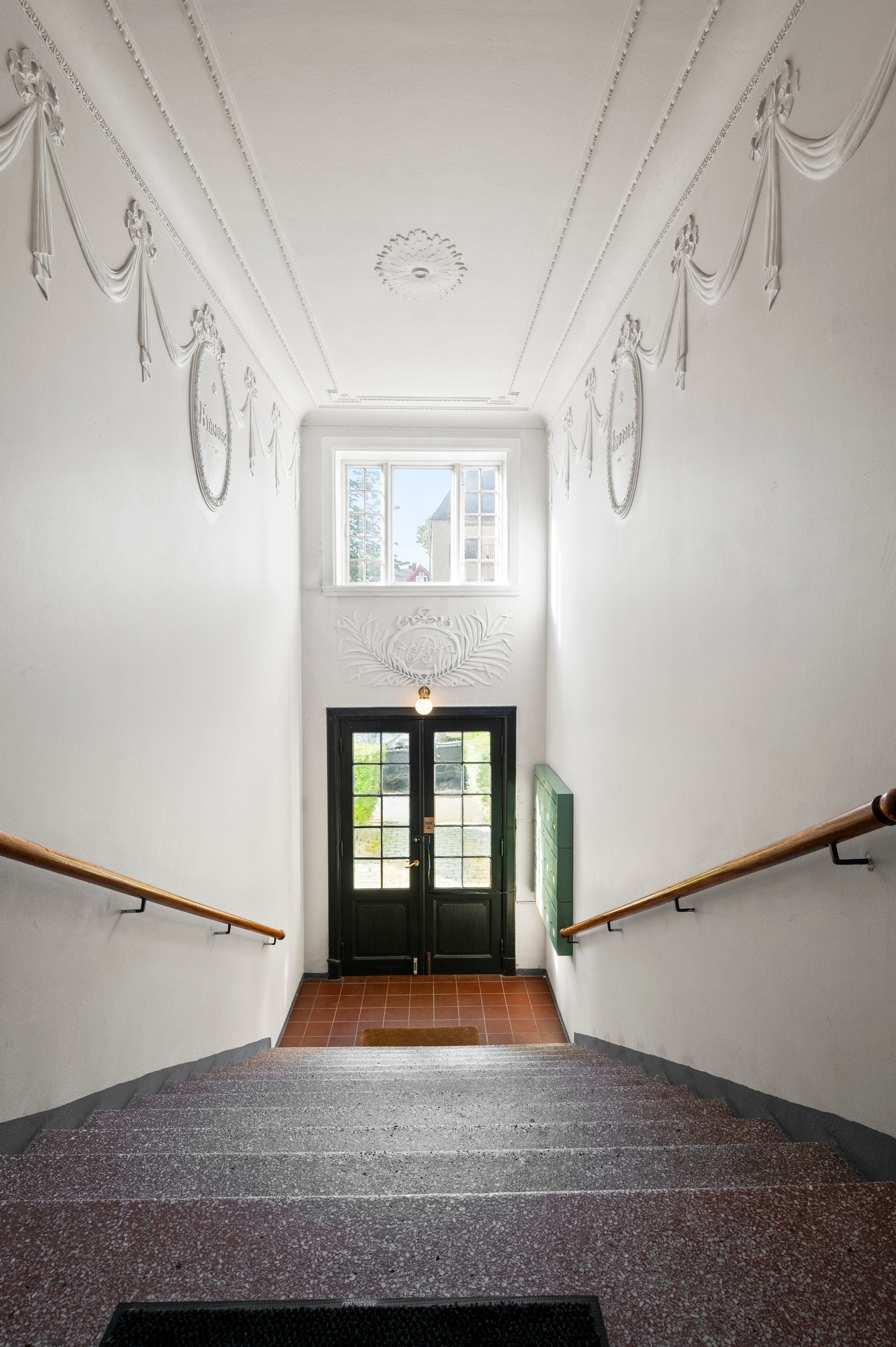 Innbydende trapperom fra byggets inngangsdør og opp til 1.etasje. Galleribilde