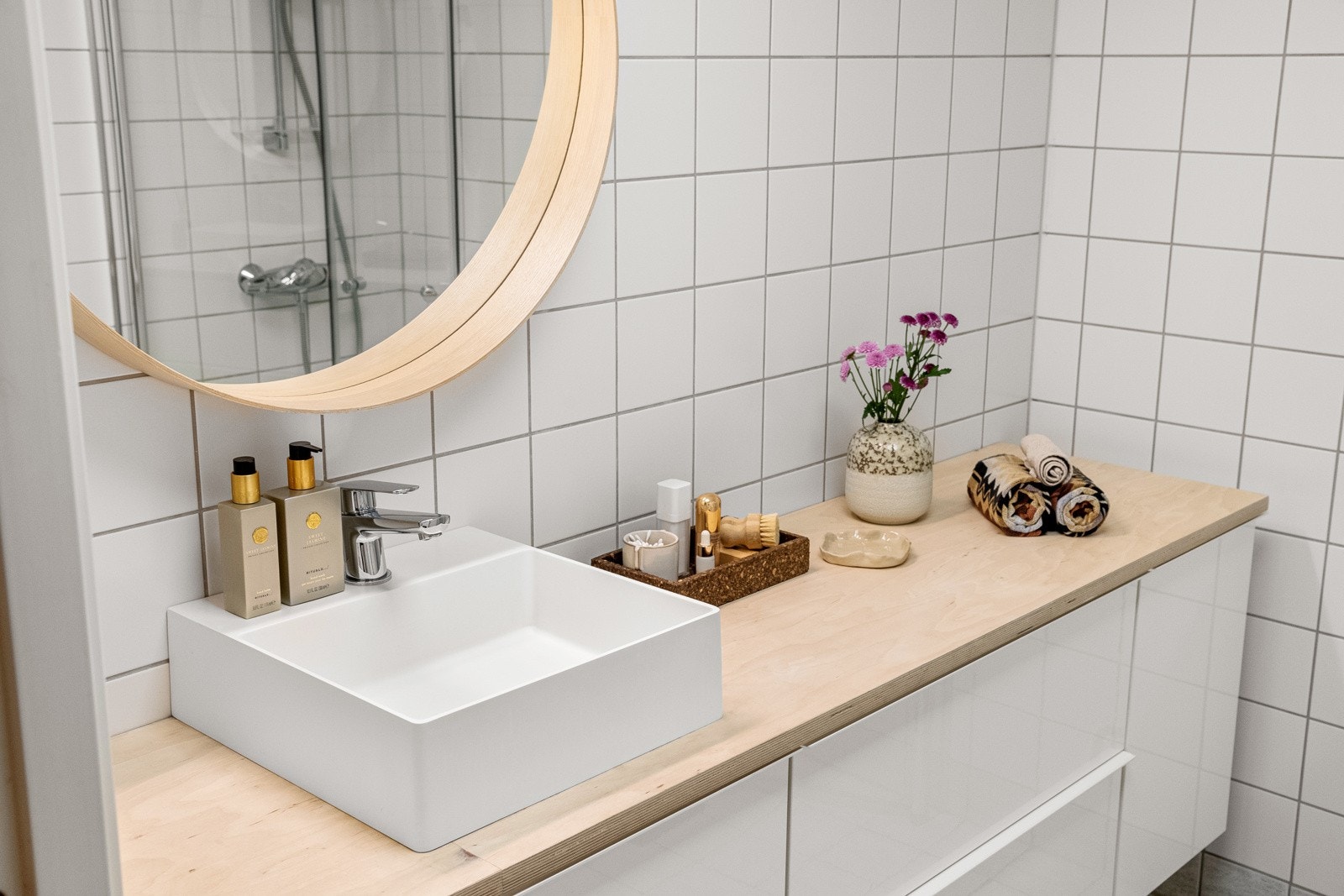 En praktisk baderomsinnredning sørger for mye oppbevaringsplass. Galleribilde