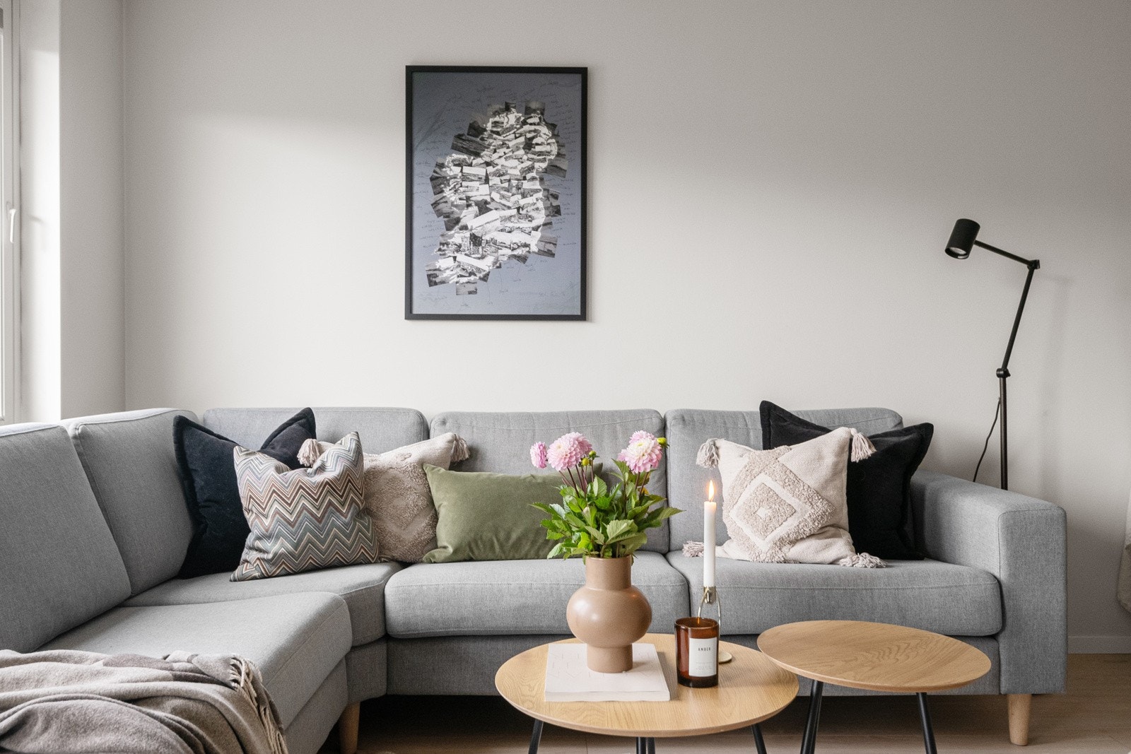 Det er god plass til en stor sofagruppe med bord og spisestue. Galleribilde