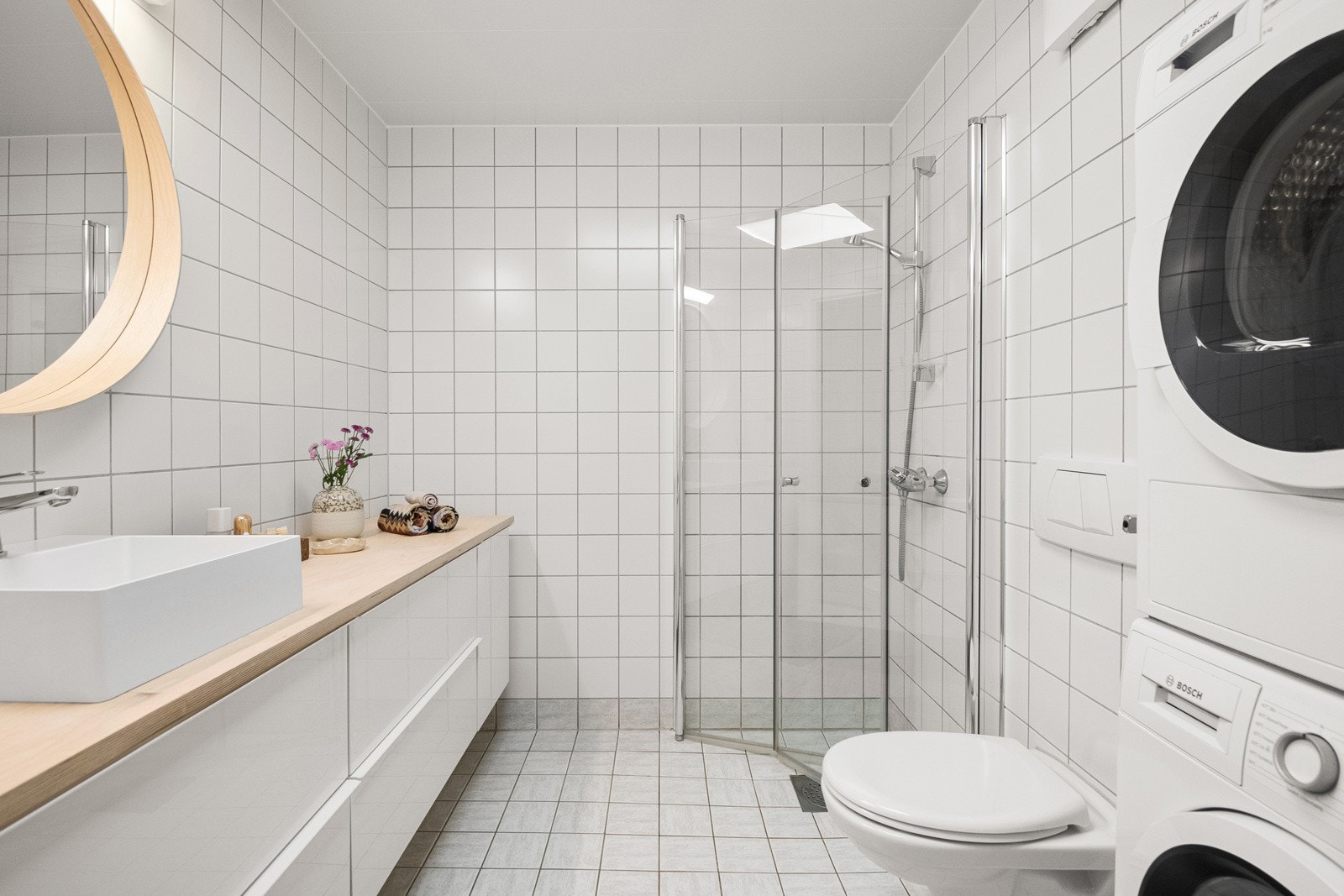 Baderommet er av god størrelse og er lett tilgjengelig med inngang fra entréen. Galleribilde