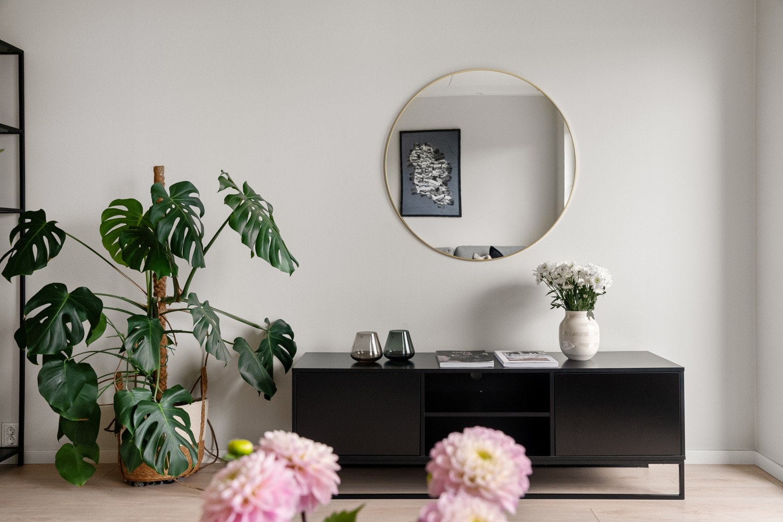Stuen har god plass til mediebenk, hyller eller vitrineskap. Galleribilde